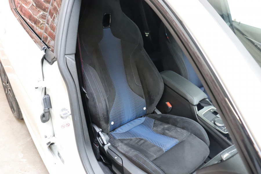 BMW 2 Serie Gran Coupé 218i High Executive M Sport Pakket Automaat / Live Cockpit Professional / Panoramadak / Parkeerhulpsysteem / Stoelverwarming / DAB / Extra Getint Glas / 19 Inch / Shadow Line / Climate Control / Bluetooth / Lichtpakket / Cruise Control