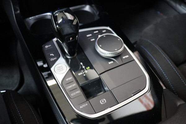 BMW 2 Serie Gran Coupé 218i High Executive M Sport Pakket Automaat / Live Cockpit Professional / Panoramadak / Parkeerhulpsysteem / Stoelverwarming / DAB / Extra Getint Glas / 19 Inch / Shadow Line / Climate Control / Bluetooth / Lichtpakket / Cruise Control