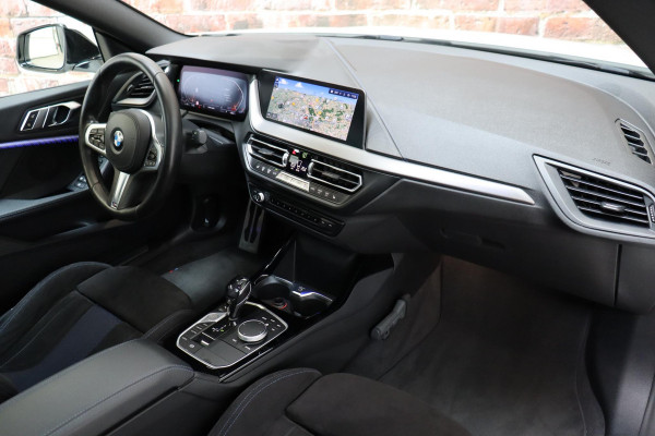 BMW 2 Serie Gran Coupé 218i High Executive M Sport Pakket Automaat / Live Cockpit Professional / Panoramadak / Parkeerhulpsysteem / Stoelverwarming / DAB / Extra Getint Glas / 19 Inch / Shadow Line / Climate Control / Bluetooth / Lichtpakket / Cruise Control