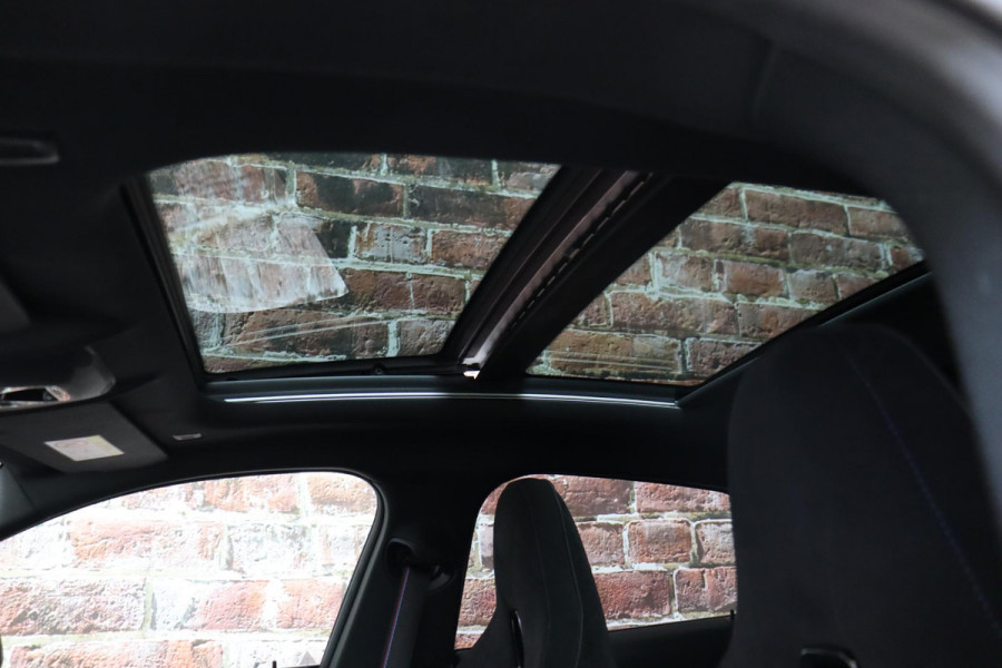 BMW 2 Serie Gran Coupé 218i High Executive M Sport Pakket Automaat / Live Cockpit Professional / Panoramadak / Parkeerhulpsysteem / Stoelverwarming / DAB / Extra Getint Glas / 19 Inch / Shadow Line / Climate Control / Bluetooth / Lichtpakket / Cruise Control
