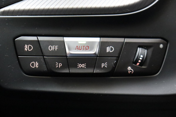 BMW 2 Serie Gran Coupé 218i High Executive M Sport Pakket Automaat / Live Cockpit Professional / Panoramadak / Parkeerhulpsysteem / Stoelverwarming / DAB / Extra Getint Glas / 19 Inch / Shadow Line / Climate Control / Bluetooth / Lichtpakket / Cruise Control