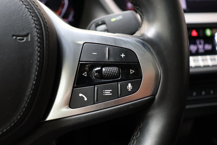 BMW 2 Serie Gran Coupé 218i High Executive M Sport Pakket Automaat / Live Cockpit Professional / Panoramadak / Parkeerhulpsysteem / Stoelverwarming / DAB / Extra Getint Glas / 19 Inch / Shadow Line / Climate Control / Bluetooth / Lichtpakket / Cruise Control