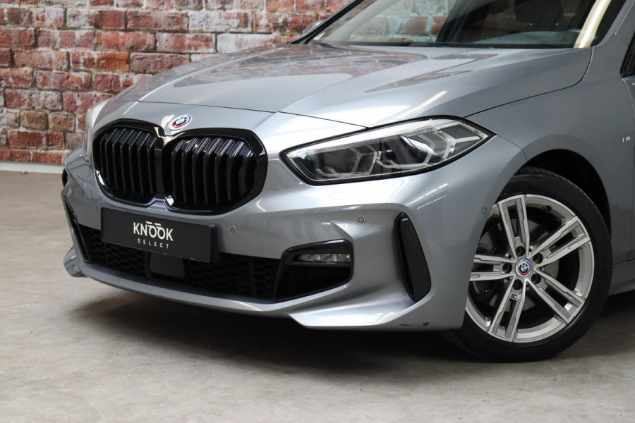 BMW 1-serie 118i M Sport Pakkt Automaat / Live Cockpit Professional / Panoramadak / Sportstoelen / Active Guard Plus / Achteruitrijcamera / Parkeersensoren voor + achter / Climate Control / Bluetooth / Extra Getint Glas / Cruise Control / DAB