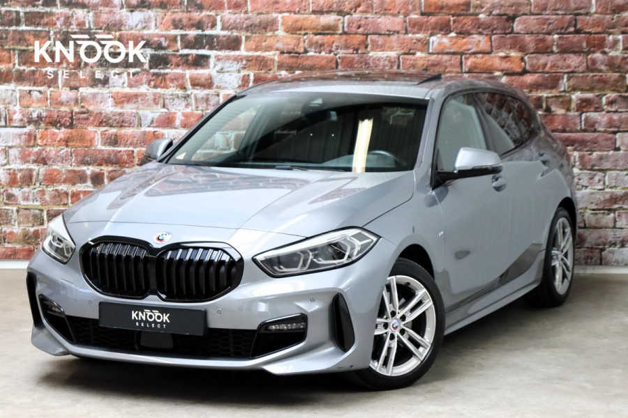 BMW 1-serie 118i M Sport Pakkt Automaat / Live Cockpit Professional / Panoramadak / Sportstoelen / Active Guard Plus / Achteruitrijcamera / Parkeersensoren voor + achter / Climate Control / Bluetooth / Extra Getint Glas / Cruise Control / DAB
