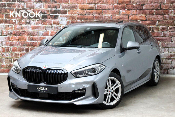 BMW 1-serie 118i M Sport Pakkt Automaat / Live Cockpit Professional / Panoramadak / Sportstoelen / Active Guard Plus / Achteruitrijcamera / Parkeersensoren voor + achter / Climate Control / Bluetooth / Extra Getint Glas / Cruise Control / DAB