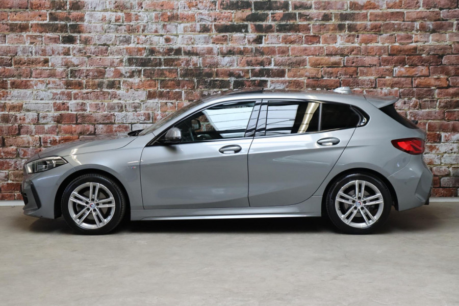 BMW 1-serie 118i M Sport Pakkt Automaat / Live Cockpit Professional / Panoramadak / Sportstoelen / Active Guard Plus / Achteruitrijcamera / Parkeersensoren voor + achter / Climate Control / Bluetooth / Extra Getint Glas / Cruise Control / DAB