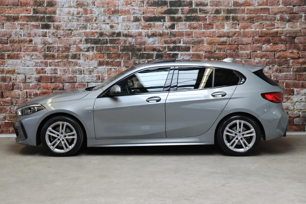 BMW 1-serie 118i M Sport Pakkt Automaat / Live Cockpit Professional / Panoramadak / Sportstoelen / Active Guard Plus / Achteruitrijcamera / Parkeersensoren voor + achter / Climate Control / Bluetooth / Extra Getint Glas / Cruise Control / DAB