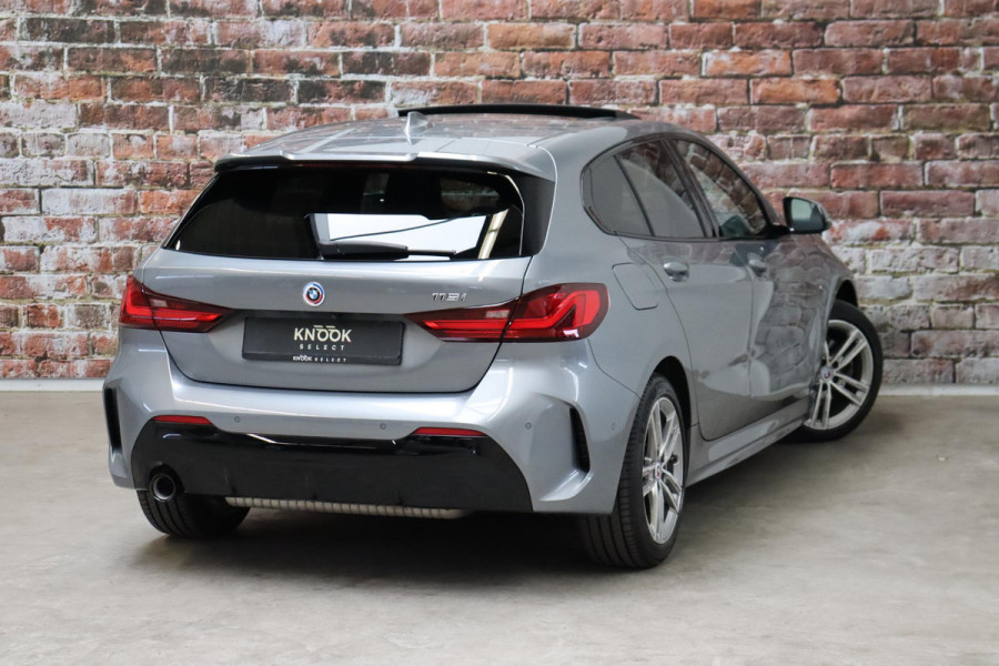 BMW 1-serie 118i M Sport Pakkt Automaat / Live Cockpit Professional / Panoramadak / Sportstoelen / Active Guard Plus / Achteruitrijcamera / Parkeersensoren voor + achter / Climate Control / Bluetooth / Extra Getint Glas / Cruise Control / DAB