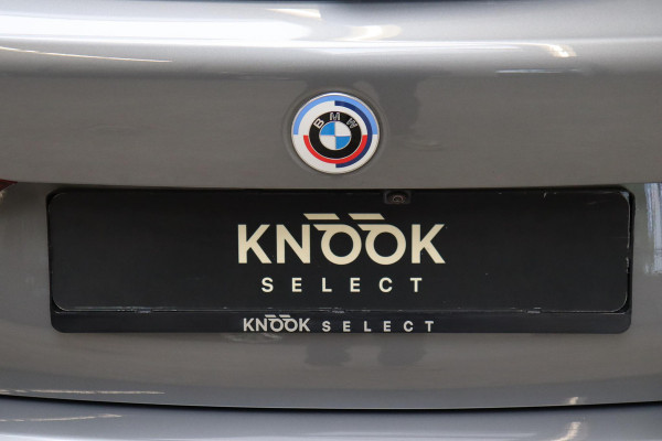 BMW 1-serie 118i M Sport Pakkt Automaat / Live Cockpit Professional / Panoramadak / Sportstoelen / Active Guard Plus / Achteruitrijcamera / Parkeersensoren voor + achter / Climate Control / Bluetooth / Extra Getint Glas / Cruise Control / DAB