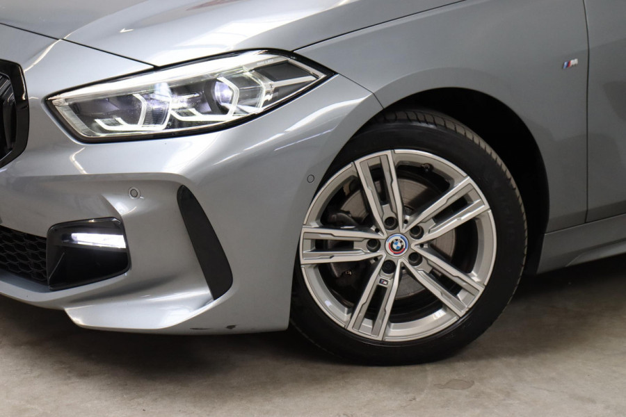 BMW 1-serie 118i M Sport Pakkt Automaat / Live Cockpit Professional / Panoramadak / Sportstoelen / Active Guard Plus / Achteruitrijcamera / Parkeersensoren voor + achter / Climate Control / Bluetooth / Extra Getint Glas / Cruise Control / DAB