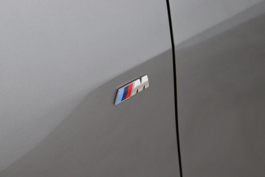 BMW 1-serie 118i M Sport Pakkt Automaat / Live Cockpit Professional / Panoramadak / Sportstoelen / Active Guard Plus / Achteruitrijcamera / Parkeersensoren voor + achter / Climate Control / Bluetooth / Extra Getint Glas / Cruise Control / DAB