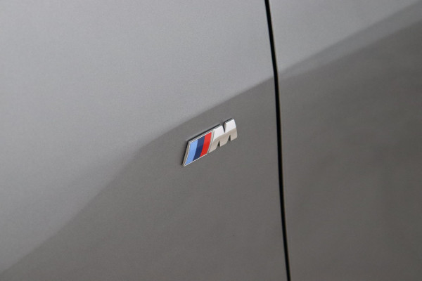 BMW 1-serie 118i M Sport Pakkt Automaat / Live Cockpit Professional / Panoramadak / Sportstoelen / Active Guard Plus / Achteruitrijcamera / Parkeersensoren voor + achter / Climate Control / Bluetooth / Extra Getint Glas / Cruise Control / DAB