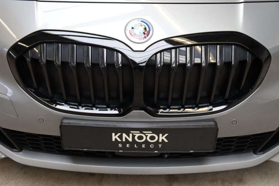 BMW 1-serie 118i M Sport Pakkt Automaat / Live Cockpit Professional / Panoramadak / Sportstoelen / Active Guard Plus / Achteruitrijcamera / Parkeersensoren voor + achter / Climate Control / Bluetooth / Extra Getint Glas / Cruise Control / DAB