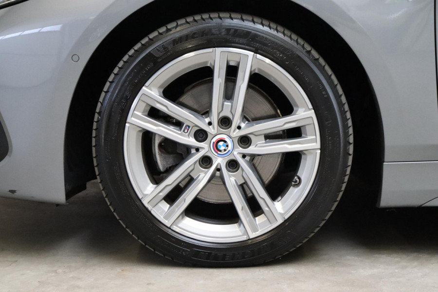 BMW 1-serie 118i M Sport Pakkt Automaat / Live Cockpit Professional / Panoramadak / Sportstoelen / Active Guard Plus / Achteruitrijcamera / Parkeersensoren voor + achter / Climate Control / Bluetooth / Extra Getint Glas / Cruise Control / DAB