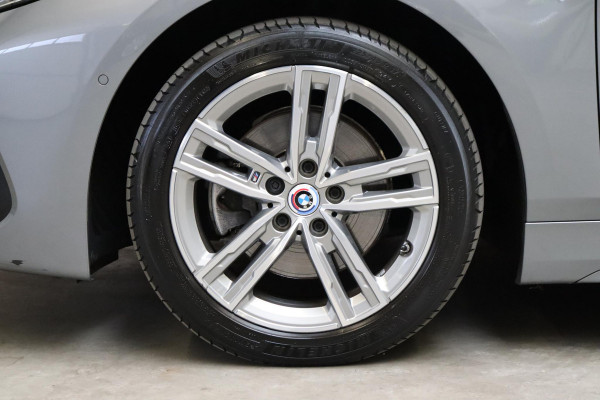 BMW 1-serie 118i M Sport Pakkt Automaat / Live Cockpit Professional / Panoramadak / Sportstoelen / Active Guard Plus / Achteruitrijcamera / Parkeersensoren voor + achter / Climate Control / Bluetooth / Extra Getint Glas / Cruise Control / DAB