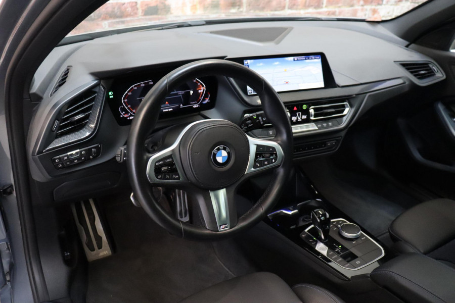 BMW 1-serie 118i M Sport Pakkt Automaat / Live Cockpit Professional / Panoramadak / Sportstoelen / Active Guard Plus / Achteruitrijcamera / Parkeersensoren voor + achter / Climate Control / Bluetooth / Extra Getint Glas / Cruise Control / DAB
