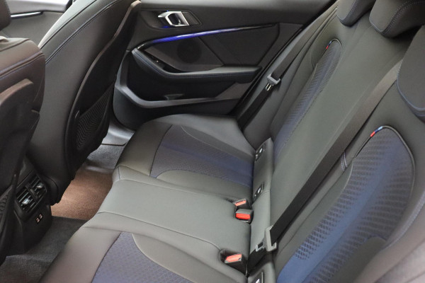 BMW 1-serie 118i M Sport Pakkt Automaat / Live Cockpit Professional / Panoramadak / Sportstoelen / Active Guard Plus / Achteruitrijcamera / Parkeersensoren voor + achter / Climate Control / Bluetooth / Extra Getint Glas / Cruise Control / DAB