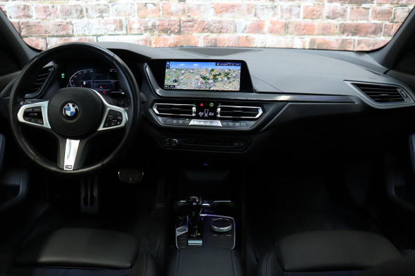 BMW 1-serie 118i M Sport Pakkt Automaat / Live Cockpit Professional / Panoramadak / Sportstoelen / Active Guard Plus / Achteruitrijcamera / Parkeersensoren voor + achter / Climate Control / Bluetooth / Extra Getint Glas / Cruise Control / DAB