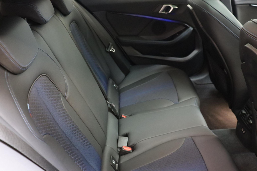 BMW 1-serie 118i M Sport Pakkt Automaat / Live Cockpit Professional / Panoramadak / Sportstoelen / Active Guard Plus / Achteruitrijcamera / Parkeersensoren voor + achter / Climate Control / Bluetooth / Extra Getint Glas / Cruise Control / DAB