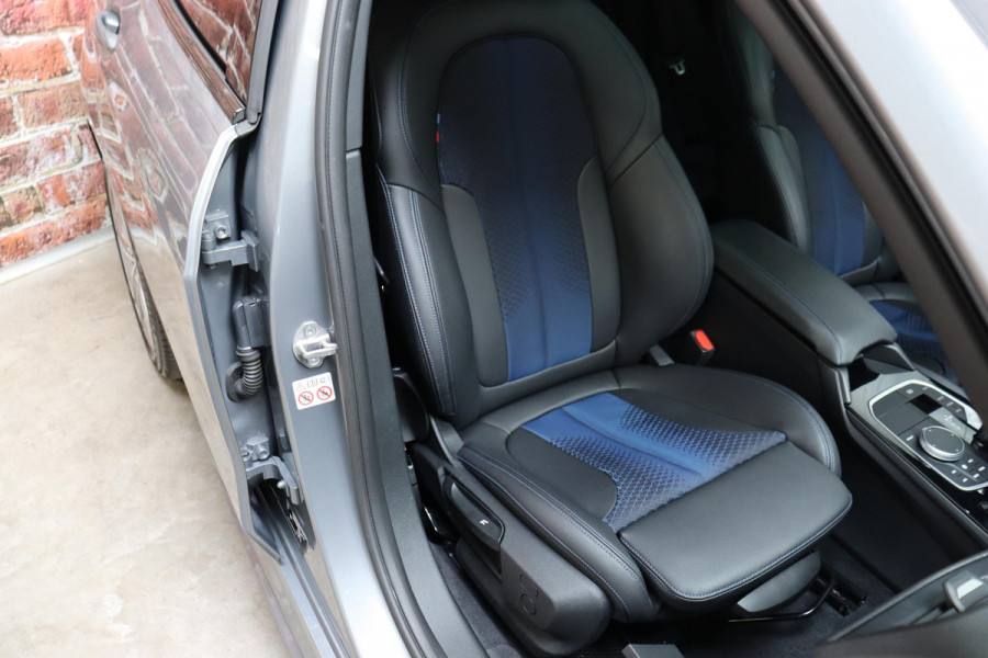 BMW 1-serie 118i M Sport Pakkt Automaat / Live Cockpit Professional / Panoramadak / Sportstoelen / Active Guard Plus / Achteruitrijcamera / Parkeersensoren voor + achter / Climate Control / Bluetooth / Extra Getint Glas / Cruise Control / DAB
