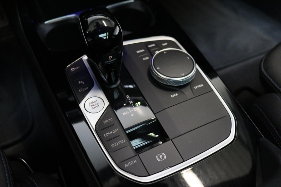 BMW 1-serie 118i M Sport Pakkt Automaat / Live Cockpit Professional / Panoramadak / Sportstoelen / Active Guard Plus / Achteruitrijcamera / Parkeersensoren voor + achter / Climate Control / Bluetooth / Extra Getint Glas / Cruise Control / DAB