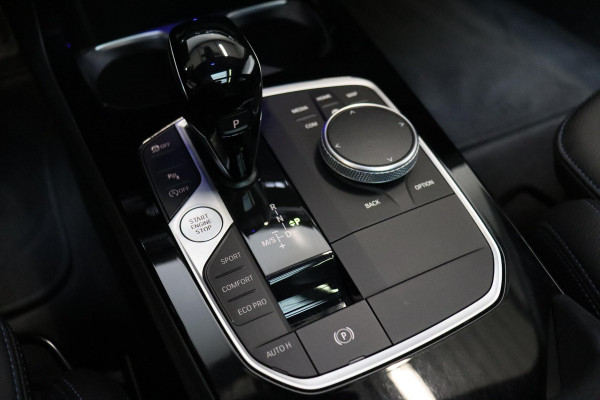 BMW 1-serie 118i M Sport Pakkt Automaat / Live Cockpit Professional / Panoramadak / Sportstoelen / Active Guard Plus / Achteruitrijcamera / Parkeersensoren voor + achter / Climate Control / Bluetooth / Extra Getint Glas / Cruise Control / DAB