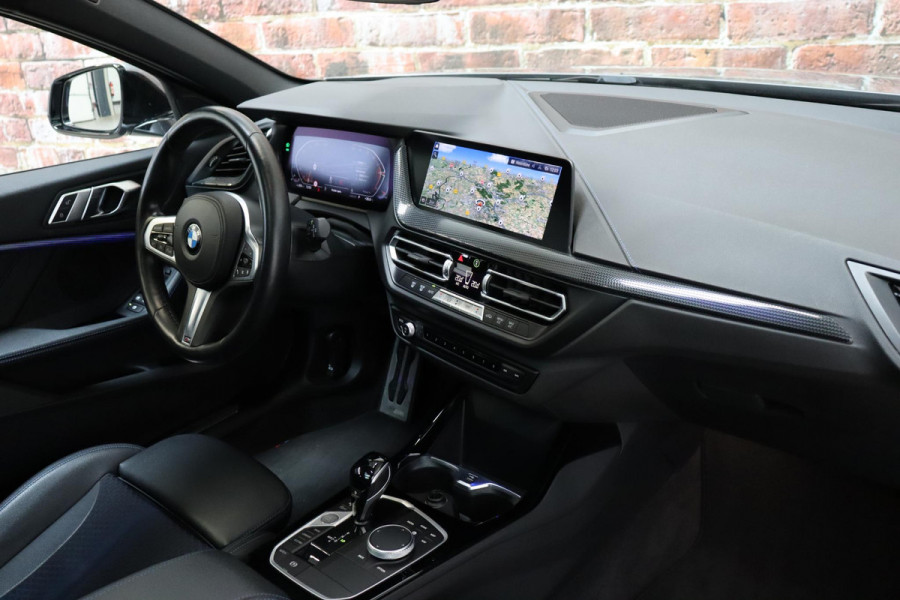 BMW 1-serie 118i M Sport Pakkt Automaat / Live Cockpit Professional / Panoramadak / Sportstoelen / Active Guard Plus / Achteruitrijcamera / Parkeersensoren voor + achter / Climate Control / Bluetooth / Extra Getint Glas / Cruise Control / DAB