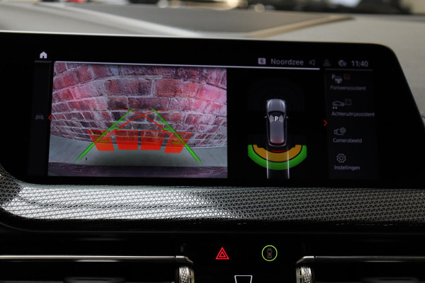 BMW 1-serie 118i M Sport Pakkt Automaat / Live Cockpit Professional / Panoramadak / Sportstoelen / Active Guard Plus / Achteruitrijcamera / Parkeersensoren voor + achter / Climate Control / Bluetooth / Extra Getint Glas / Cruise Control / DAB