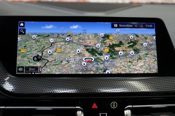 BMW 1-serie 118i M Sport Pakkt Automaat / Live Cockpit Professional / Panoramadak / Sportstoelen / Active Guard Plus / Achteruitrijcamera / Parkeersensoren voor + achter / Climate Control / Bluetooth / Extra Getint Glas / Cruise Control / DAB