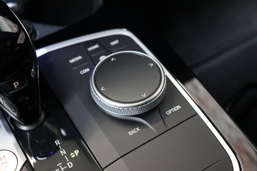 BMW 1-serie 118i M Sport Pakkt Automaat / Live Cockpit Professional / Panoramadak / Sportstoelen / Active Guard Plus / Achteruitrijcamera / Parkeersensoren voor + achter / Climate Control / Bluetooth / Extra Getint Glas / Cruise Control / DAB