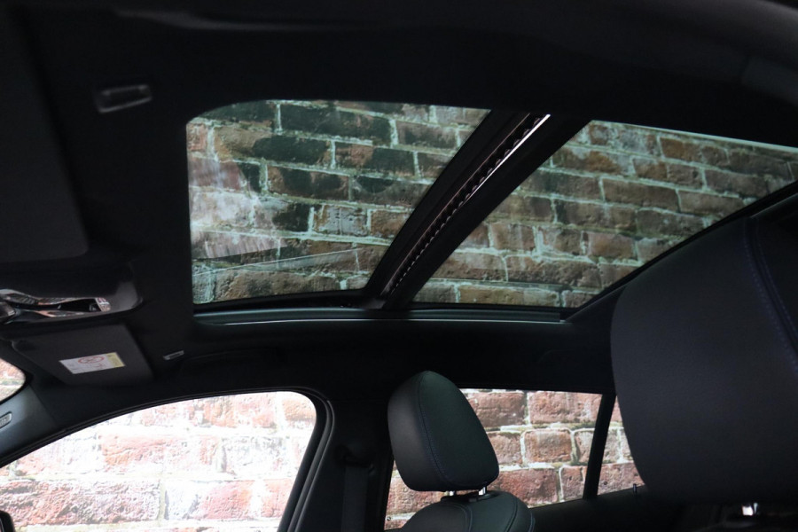 BMW 1-serie 118i M Sport Pakkt Automaat / Live Cockpit Professional / Panoramadak / Sportstoelen / Active Guard Plus / Achteruitrijcamera / Parkeersensoren voor + achter / Climate Control / Bluetooth / Extra Getint Glas / Cruise Control / DAB