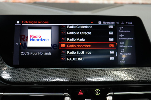 BMW 1-serie 118i M Sport Pakkt Automaat / Live Cockpit Professional / Panoramadak / Sportstoelen / Active Guard Plus / Achteruitrijcamera / Parkeersensoren voor + achter / Climate Control / Bluetooth / Extra Getint Glas / Cruise Control / DAB