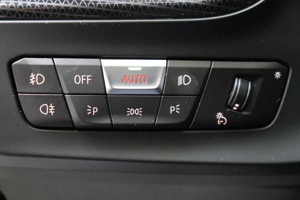 BMW 1-serie 118i M Sport Pakkt Automaat / Live Cockpit Professional / Panoramadak / Sportstoelen / Active Guard Plus / Achteruitrijcamera / Parkeersensoren voor + achter / Climate Control / Bluetooth / Extra Getint Glas / Cruise Control / DAB
