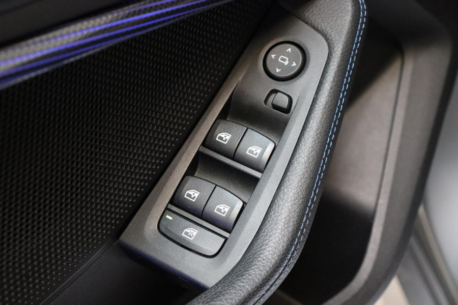BMW 1-serie 118i M Sport Pakkt Automaat / Live Cockpit Professional / Panoramadak / Sportstoelen / Active Guard Plus / Achteruitrijcamera / Parkeersensoren voor + achter / Climate Control / Bluetooth / Extra Getint Glas / Cruise Control / DAB