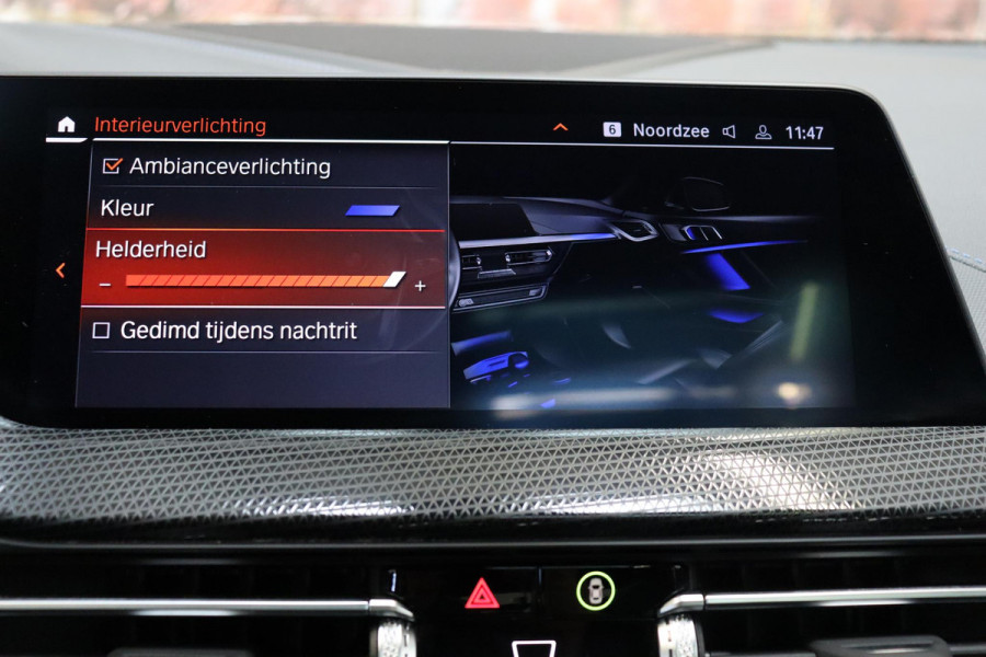 BMW 1-serie 118i M Sport Pakkt Automaat / Live Cockpit Professional / Panoramadak / Sportstoelen / Active Guard Plus / Achteruitrijcamera / Parkeersensoren voor + achter / Climate Control / Bluetooth / Extra Getint Glas / Cruise Control / DAB