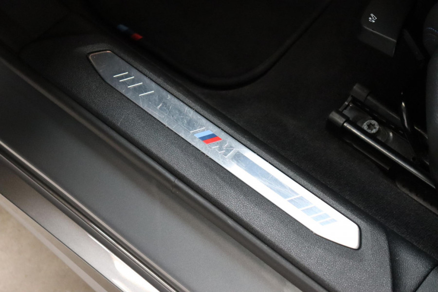 BMW 1-serie 118i M Sport Pakkt Automaat / Live Cockpit Professional / Panoramadak / Sportstoelen / Active Guard Plus / Achteruitrijcamera / Parkeersensoren voor + achter / Climate Control / Bluetooth / Extra Getint Glas / Cruise Control / DAB