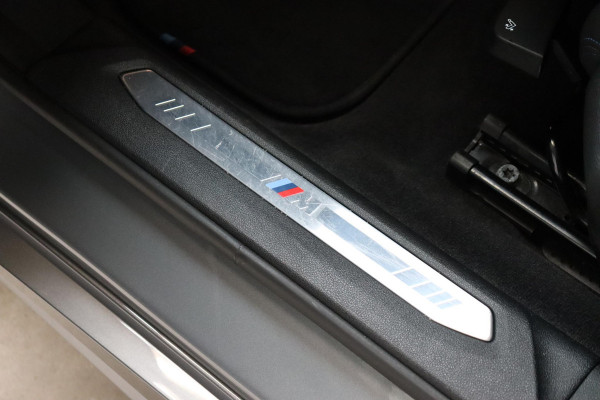 BMW 1-serie 118i M Sport Pakkt Automaat / Live Cockpit Professional / Panoramadak / Sportstoelen / Active Guard Plus / Achteruitrijcamera / Parkeersensoren voor + achter / Climate Control / Bluetooth / Extra Getint Glas / Cruise Control / DAB