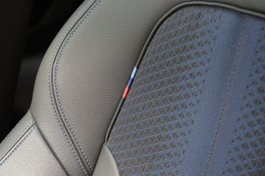 BMW 1-serie 118i M Sport Pakkt Automaat / Live Cockpit Professional / Panoramadak / Sportstoelen / Active Guard Plus / Achteruitrijcamera / Parkeersensoren voor + achter / Climate Control / Bluetooth / Extra Getint Glas / Cruise Control / DAB