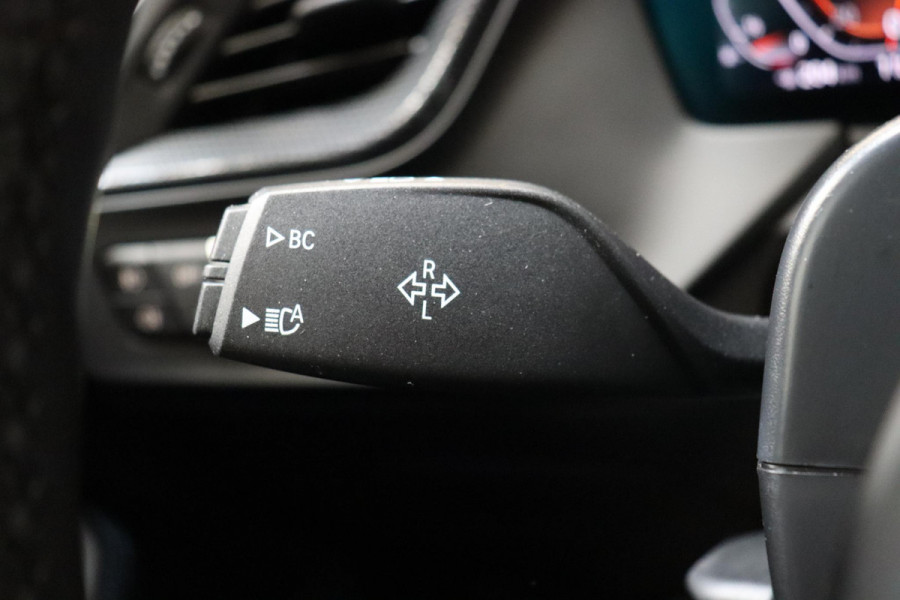 BMW 1-serie 118i M Sport Pakkt Automaat / Live Cockpit Professional / Panoramadak / Sportstoelen / Active Guard Plus / Achteruitrijcamera / Parkeersensoren voor + achter / Climate Control / Bluetooth / Extra Getint Glas / Cruise Control / DAB