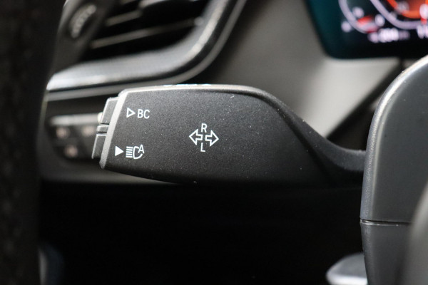 BMW 1-serie 118i M Sport Pakkt Automaat / Live Cockpit Professional / Panoramadak / Sportstoelen / Active Guard Plus / Achteruitrijcamera / Parkeersensoren voor + achter / Climate Control / Bluetooth / Extra Getint Glas / Cruise Control / DAB