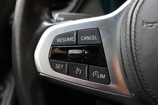 BMW 1-serie 118i M Sport Pakkt Automaat / Live Cockpit Professional / Panoramadak / Sportstoelen / Active Guard Plus / Achteruitrijcamera / Parkeersensoren voor + achter / Climate Control / Bluetooth / Extra Getint Glas / Cruise Control / DAB