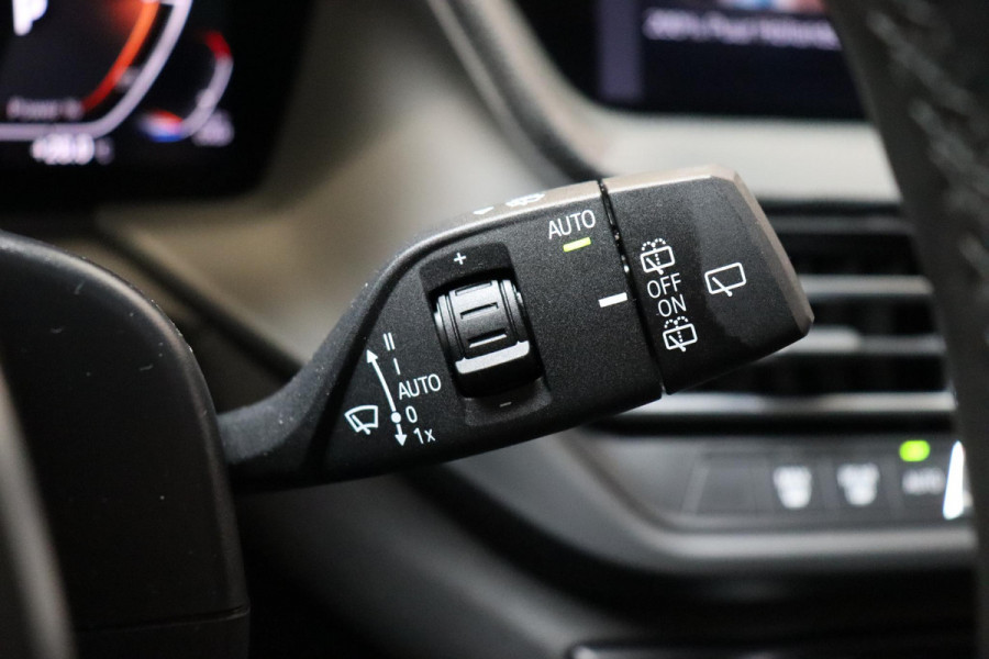 BMW 1-serie 118i M Sport Pakkt Automaat / Live Cockpit Professional / Panoramadak / Sportstoelen / Active Guard Plus / Achteruitrijcamera / Parkeersensoren voor + achter / Climate Control / Bluetooth / Extra Getint Glas / Cruise Control / DAB