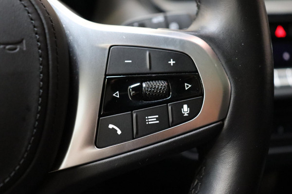 BMW 1-serie 118i M Sport Pakkt Automaat / Live Cockpit Professional / Panoramadak / Sportstoelen / Active Guard Plus / Achteruitrijcamera / Parkeersensoren voor + achter / Climate Control / Bluetooth / Extra Getint Glas / Cruise Control / DAB
