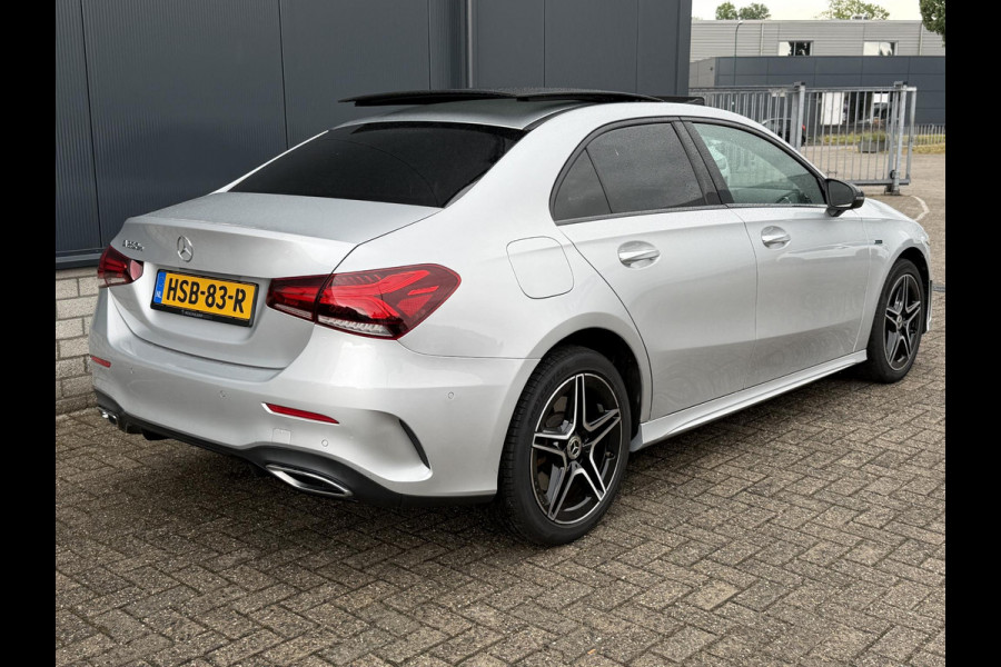Mercedes-Benz A-Klasse 250 e AMG Line 18''/SOH 100%/Panoramadak/Memory L&R/Trekhaak/Dodehoek/Keyless/Adaptieve cruise/Alarm/Sfeerverlichting/Camera/Apple Carplay & Android Auto