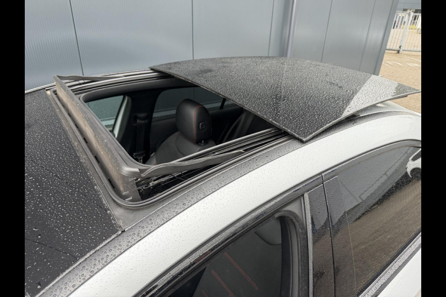 Mercedes-Benz A-Klasse 250 e AMG Line 18''/SOH 100%/Panoramadak/Memory L&R/Trekhaak/Dodehoek/Keyless/Adaptieve cruise/Alarm/Sfeerverlichting/Camera/Apple Carplay & Android Auto