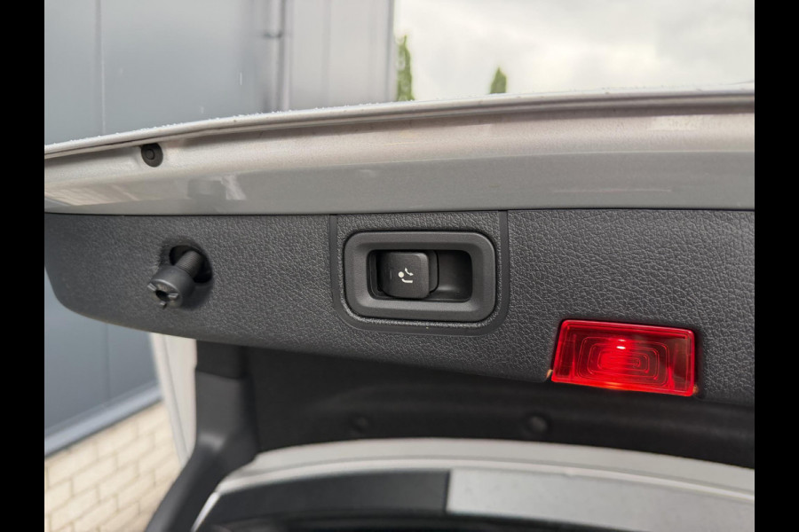 Mercedes-Benz A-Klasse 250 e AMG Line 18''/SOH 100%/Panoramadak/Memory L&R/Trekhaak/Dodehoek/Keyless/Adaptieve cruise/Alarm/Sfeerverlichting/Camera/Apple Carplay & Android Auto