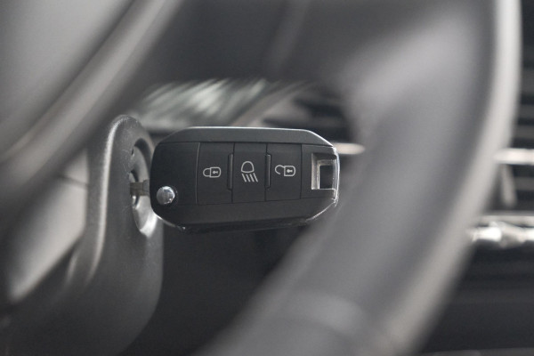 Peugeot 2008 PureTech 130 EAT8 Active Pack | Trekhaak | Camera | Navigatie | Parkeersensoren | Apple Carplay