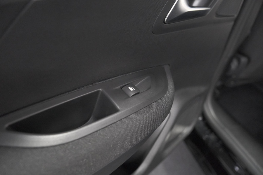 Peugeot 2008 PureTech 130 EAT8 Active Pack | Trekhaak | Camera | Navigatie | Parkeersensoren | Apple Carplay
