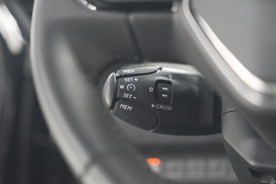 Peugeot 2008 PureTech 130 EAT8 Active Pack | Trekhaak | Camera | Navigatie | Parkeersensoren | Apple Carplay