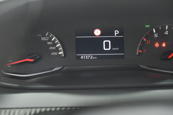 Peugeot 2008 PureTech 130 EAT8 Active Pack | Trekhaak | Camera | Navigatie | Parkeersensoren | Apple Carplay